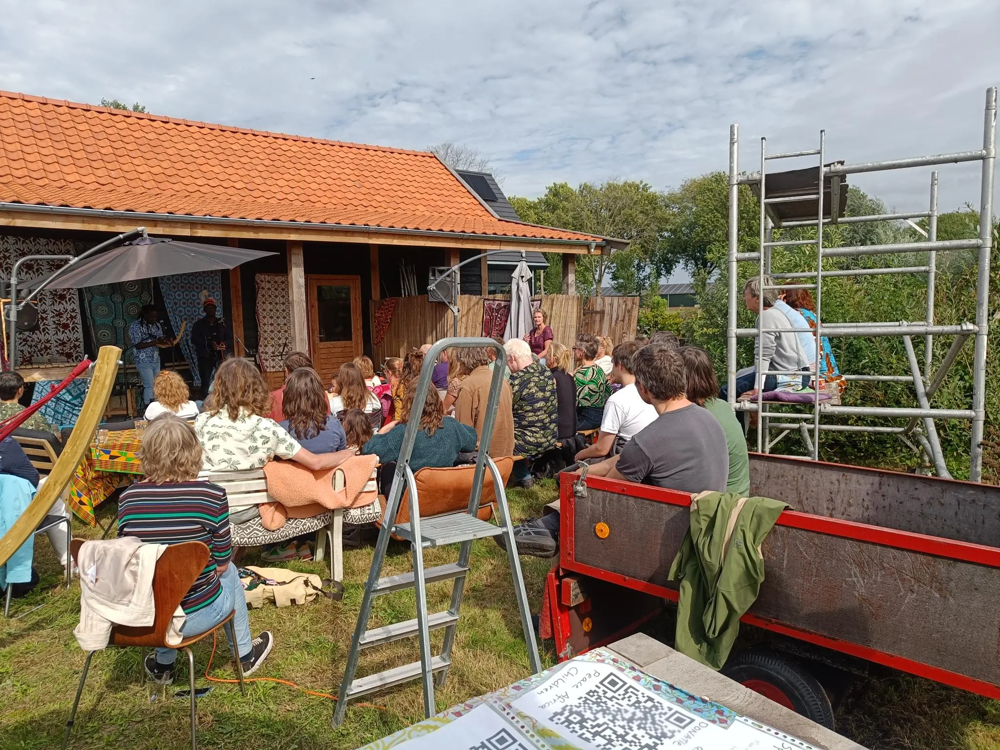 Publiek bij het tuinconcert